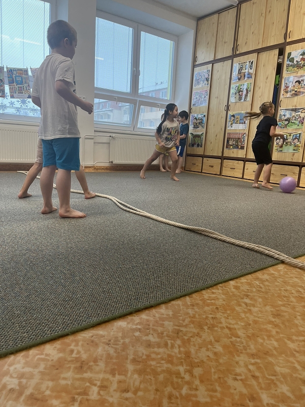 Zajíčci hrají vybíjenou