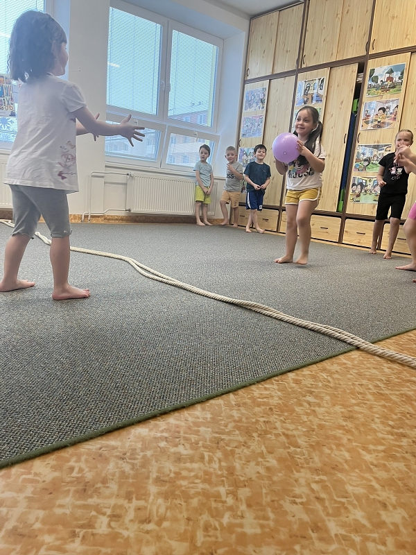 Zajíčci hrají vybíjenou