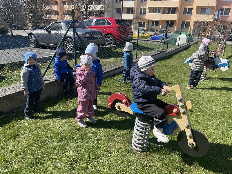 Myšky - Kropenatá slepičko, snes nám bílé vajíčko . . . 