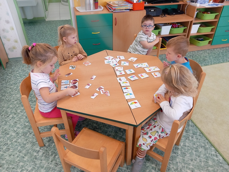 Zeleňásci - Podzim přišel pomaličku, listí padá na travičku
