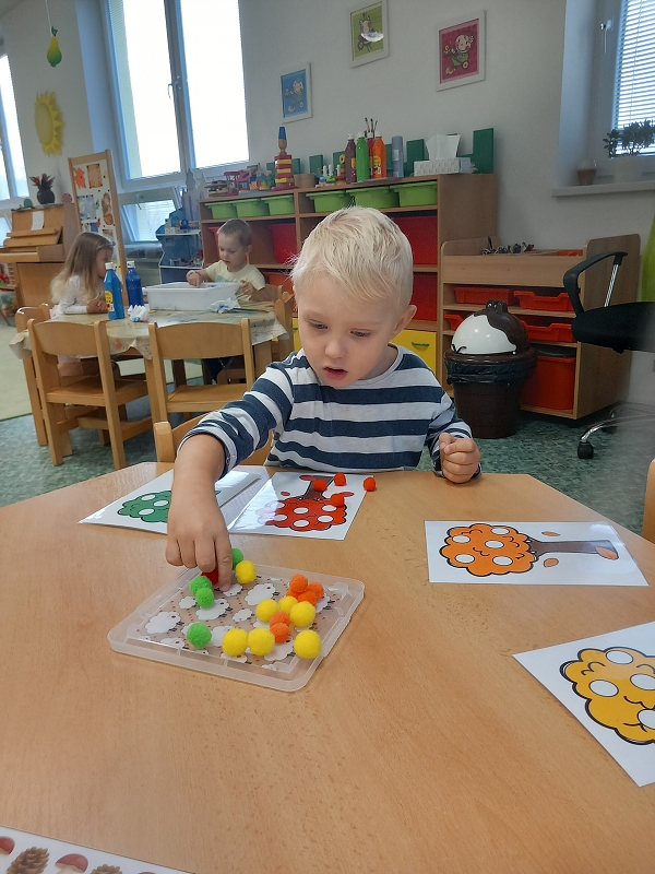 Zeleňásci - Podzim přišel pomaličku, listí padá na travičku