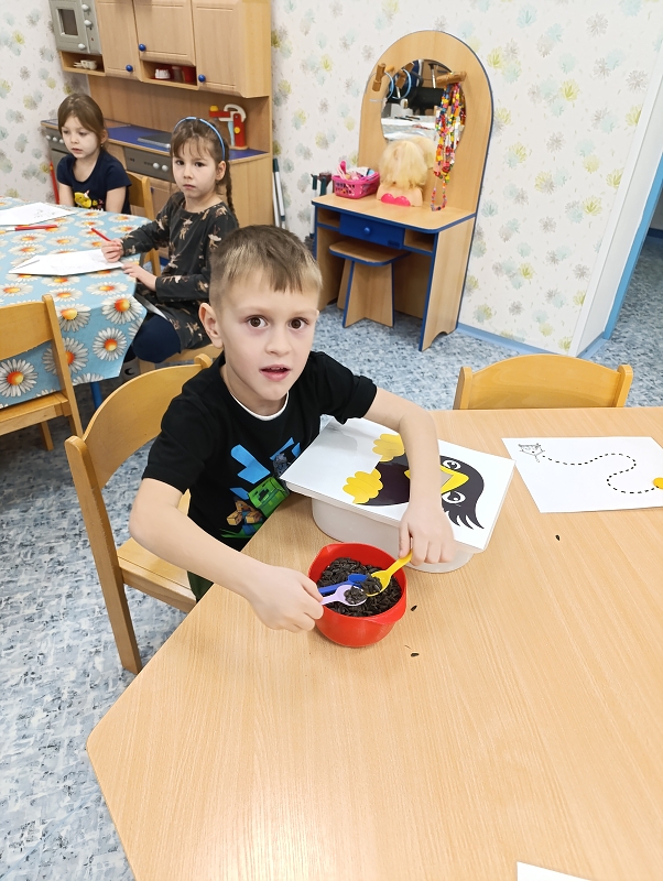 Huboval vrabčák na zimu u Modrásků