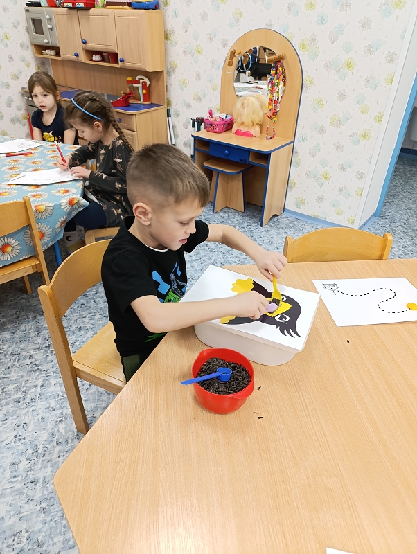 Huboval vrabčák na zimu u Modrásků