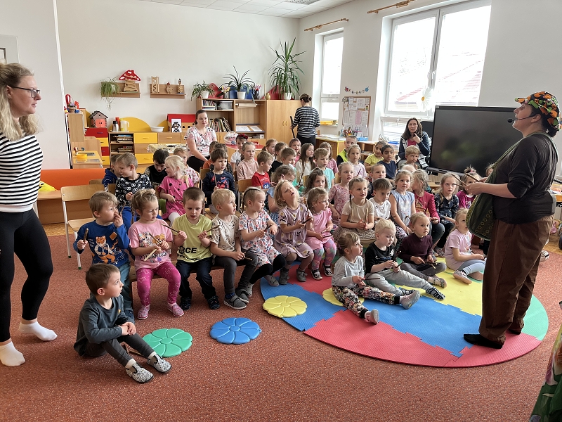 MŠ Korálky - Přijelo k nám divadlo