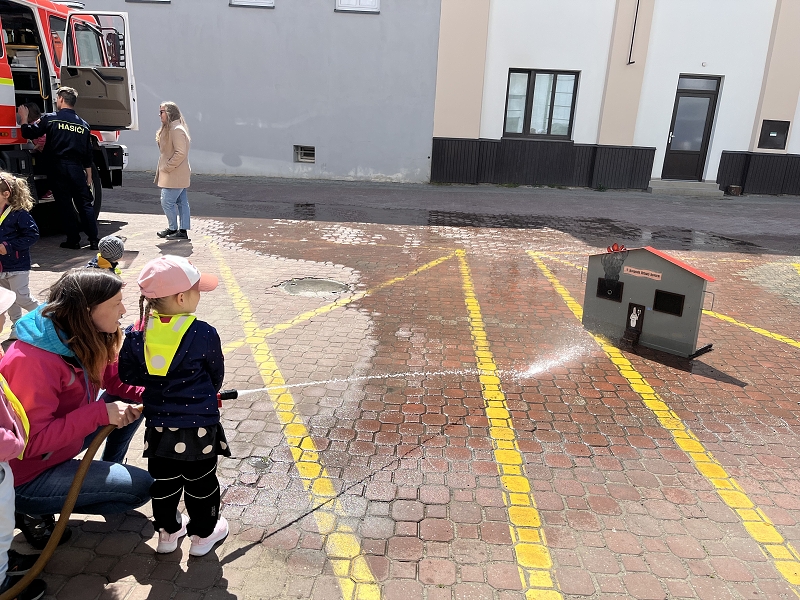 MŠ Korálky na návštěvě u hasičů