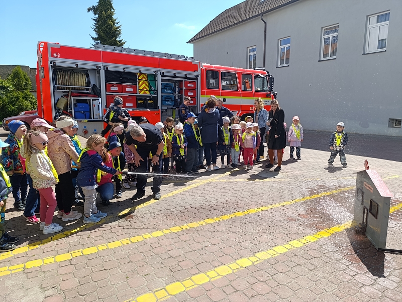 MŠ Korálky na návštěvě u hasičů