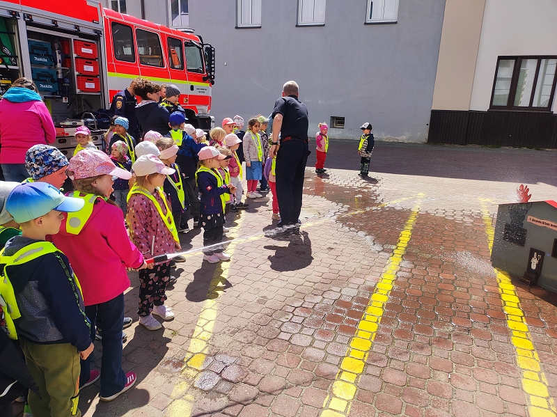 MŠ Korálky na návštěvě u hasičů