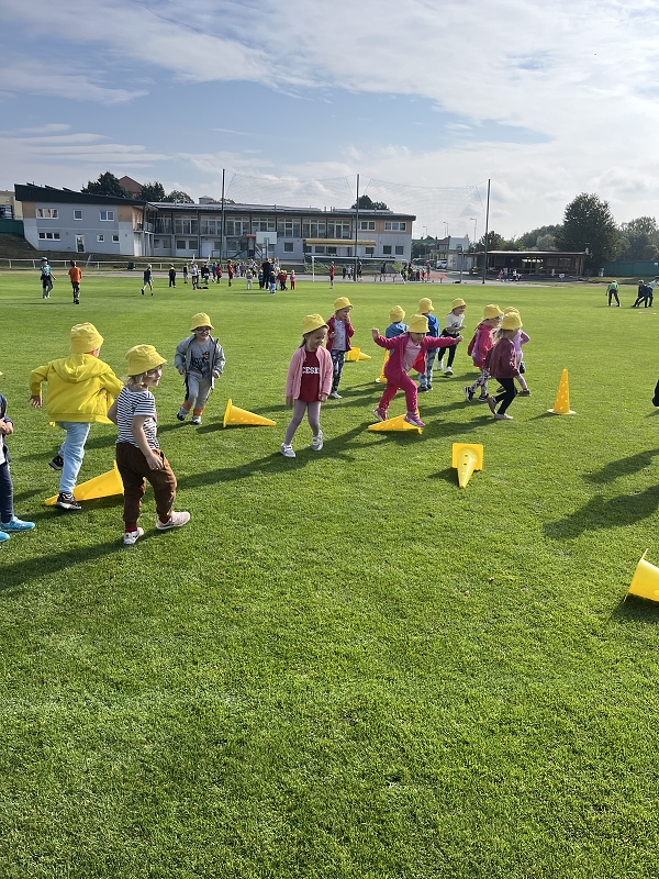 Žluťásci - Sportovní dopoledne na fotbalovém hřišti