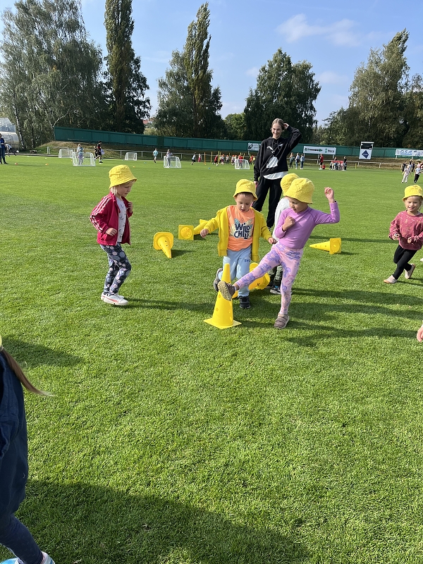 Žluťásci - Sportovní dopoledne na fotbalovém hřišti