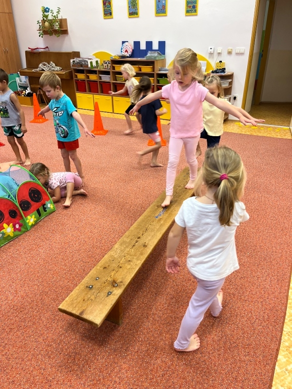 Žluťásci - Vyletěl si pyšný drak