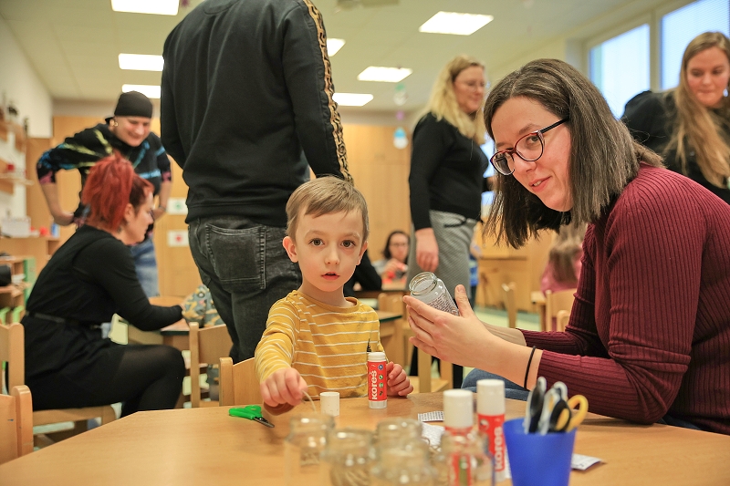 MŠ KORÁLKY - adventní dílny, rozsvícení stromečku