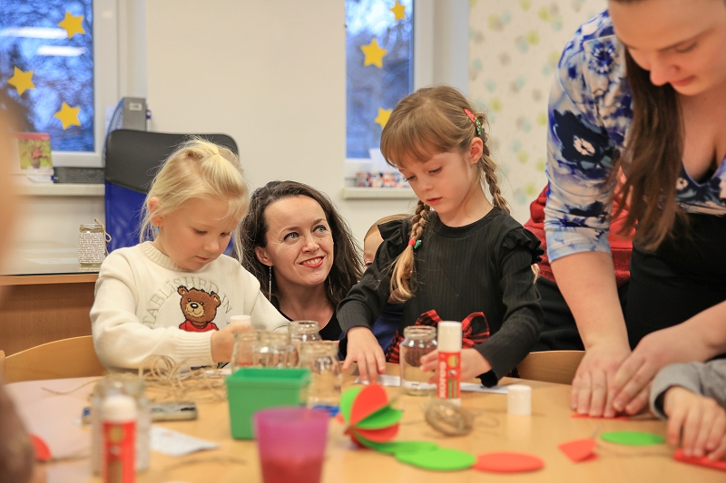 MŠ KORÁLKY - adventní dílny, rozsvícení stromečku