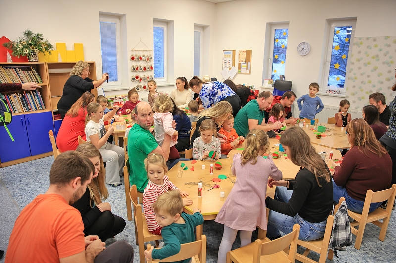 MŠ KORÁLKY - adventní dílny, rozsvícení stromečku