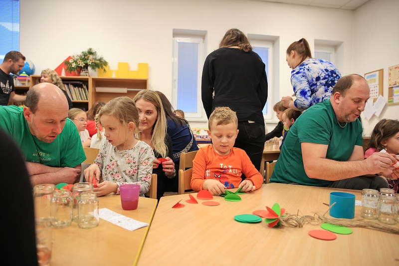 MŠ KORÁLKY - adventní dílny, rozsvícení stromečku