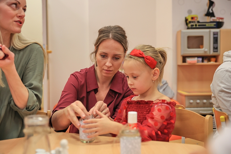 MŠ KORÁLKY - adventní dílny, rozsvícení stromečku