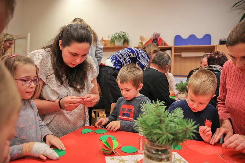 MŠ KORÁLKY - adventní dílny, rozsvícení stromečku