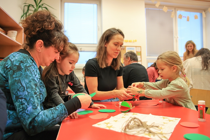 MŠ KORÁLKY - adventní dílny, rozsvícení stromečku
