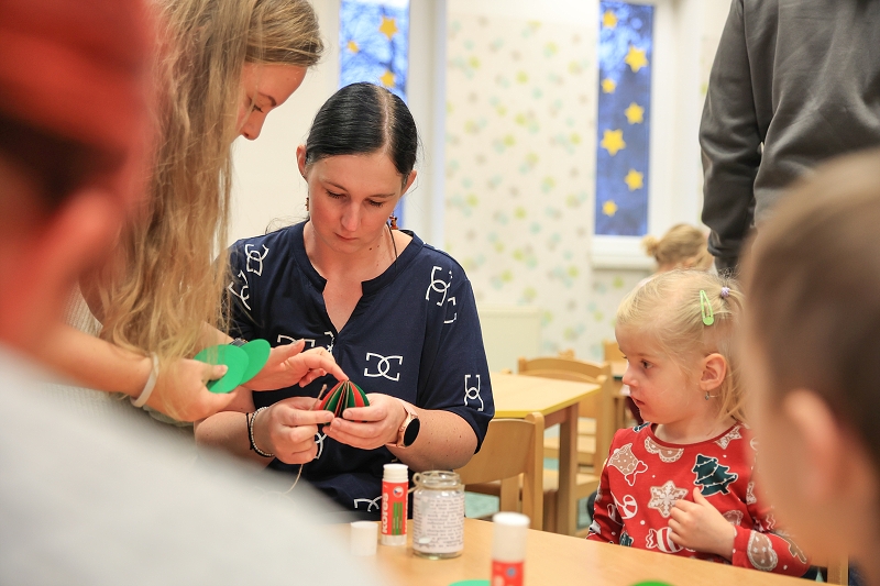 MŠ KORÁLKY - adventní dílny, rozsvícení stromečku