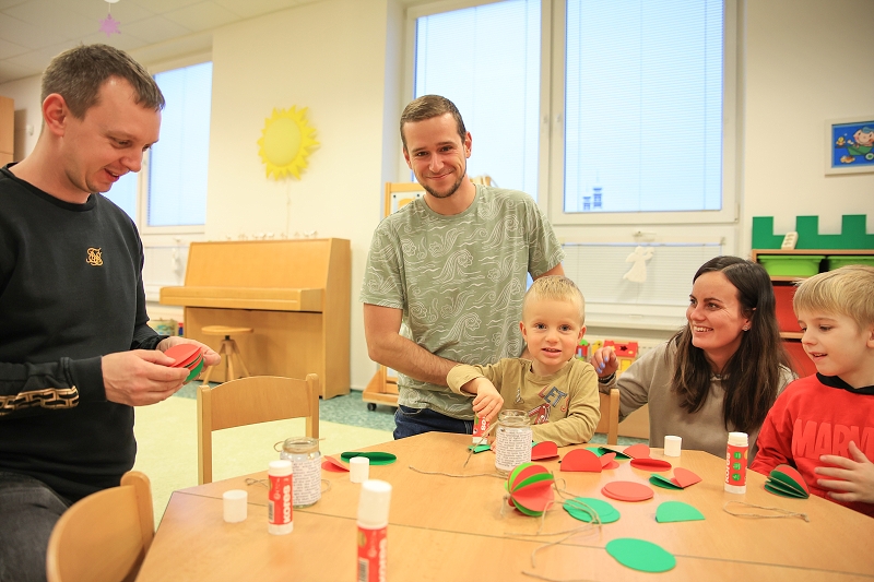MŠ KORÁLKY - adventní dílny, rozsvícení stromečku