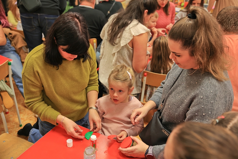 MŠ KORÁLKY - adventní dílny, rozsvícení stromečku