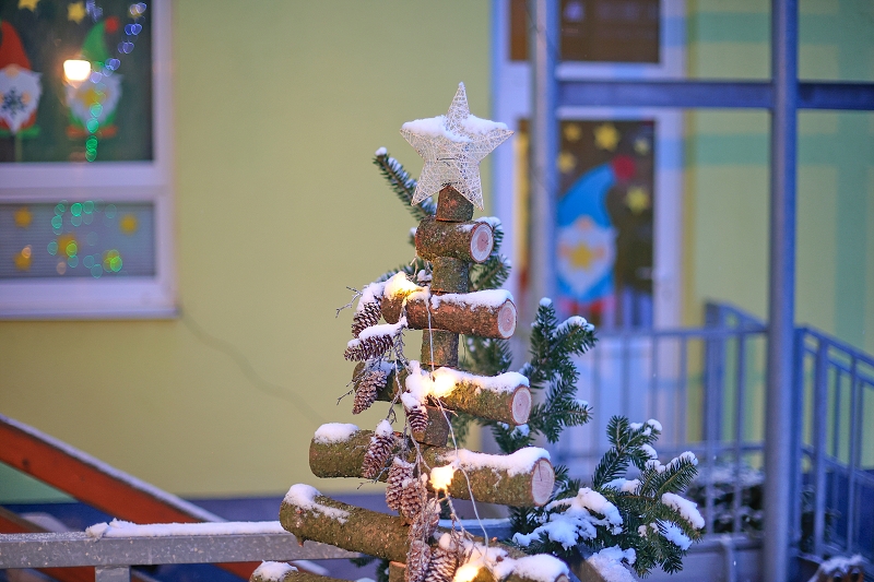 MŠ KORÁLKY - adventní dílny, rozsvícení stromečku