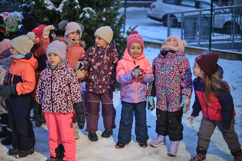 MŠ KORÁLKY - adventní dílny, rozsvícení stromečku