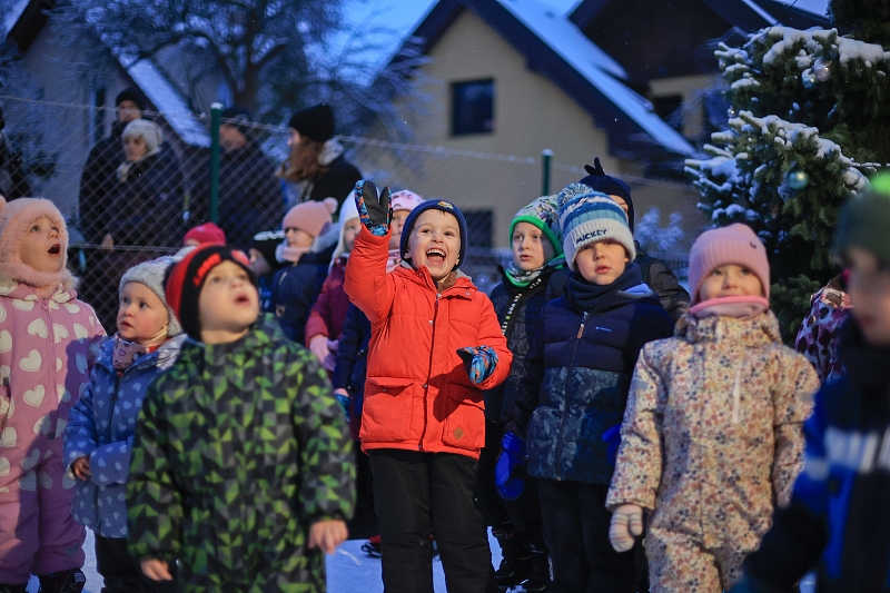 MŠ KORÁLKY - adventní dílny, rozsvícení stromečku