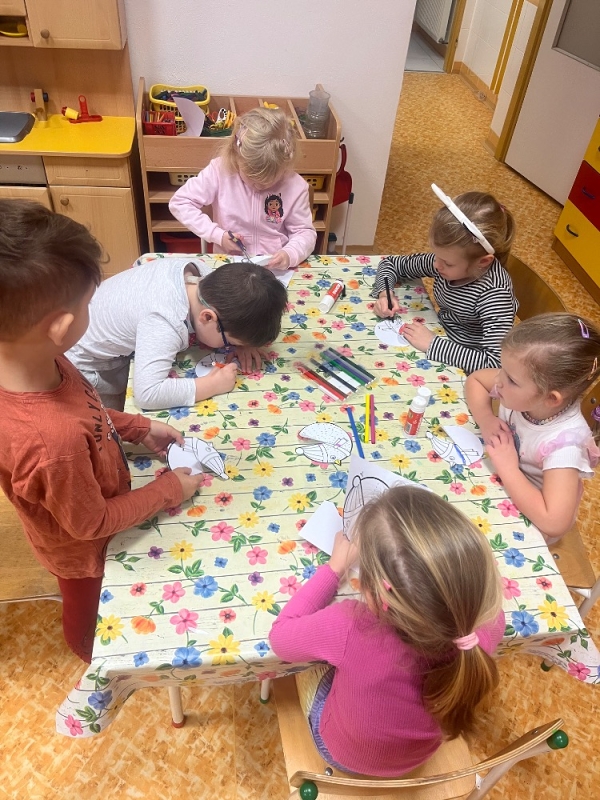 Žluťásci - Ptáčci v krmítku