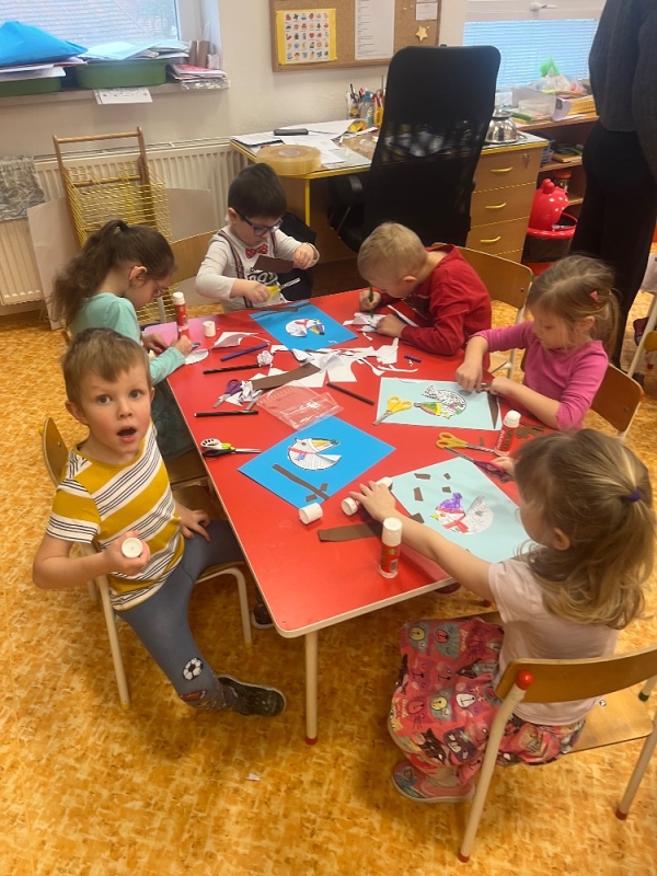 Žluťásci - Ptáčci v krmítku