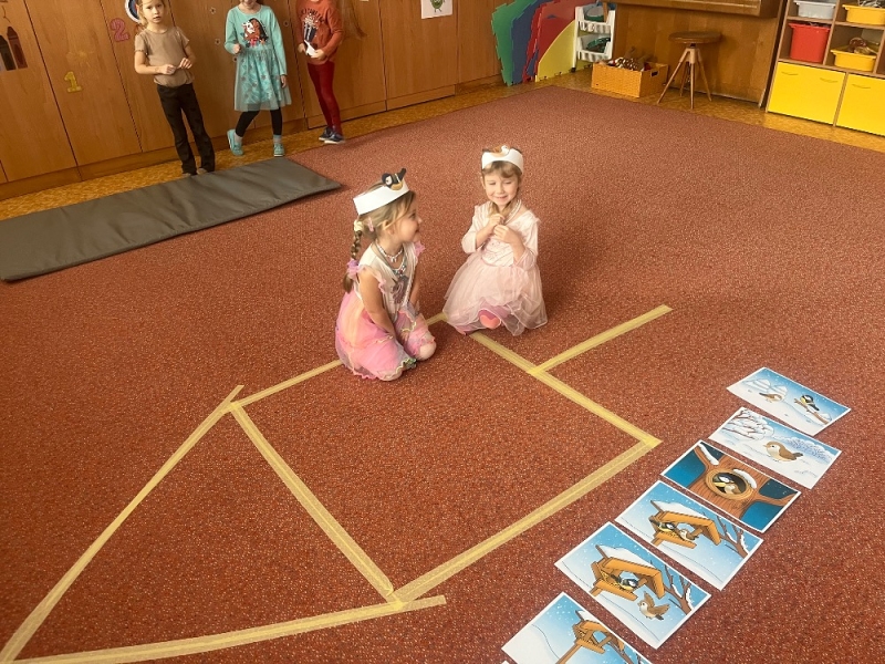 Žluťásci - Ptáčci v krmítku