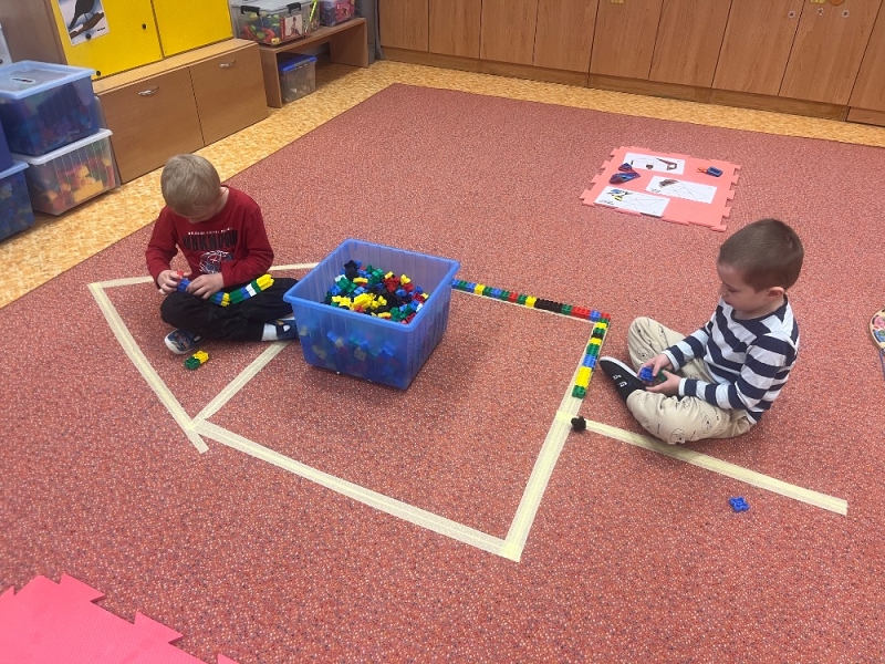 Žluťásci - Ptáčci v krmítku