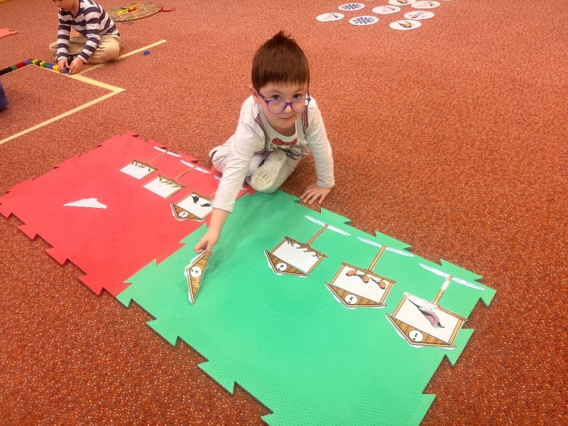 Žluťásci - Ptáčci v krmítku