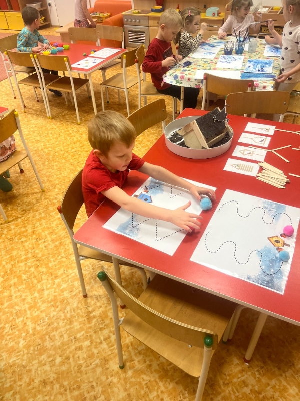 Žluťásci - Ptáčci v krmítku