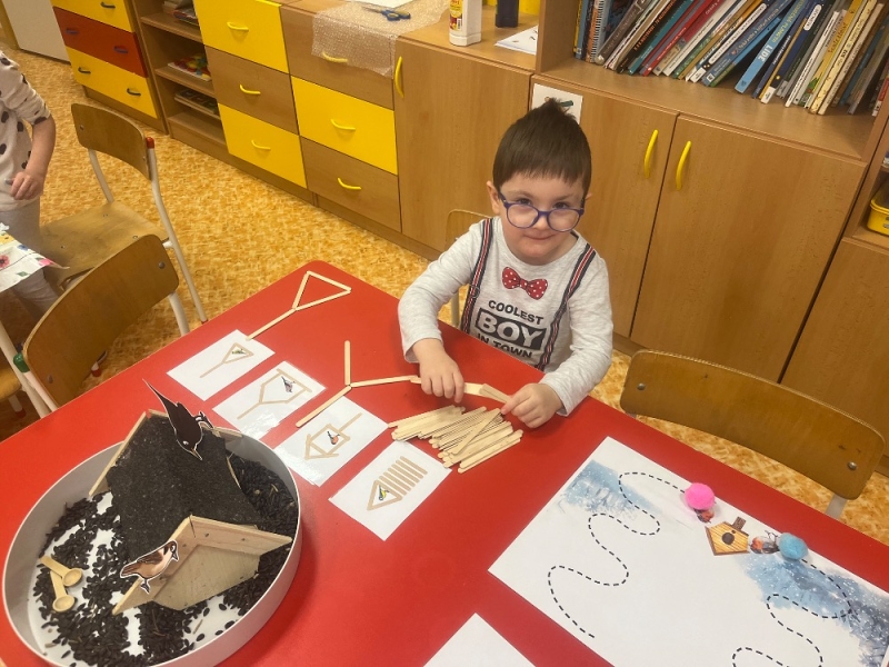 Žluťásci - Ptáčci v krmítku