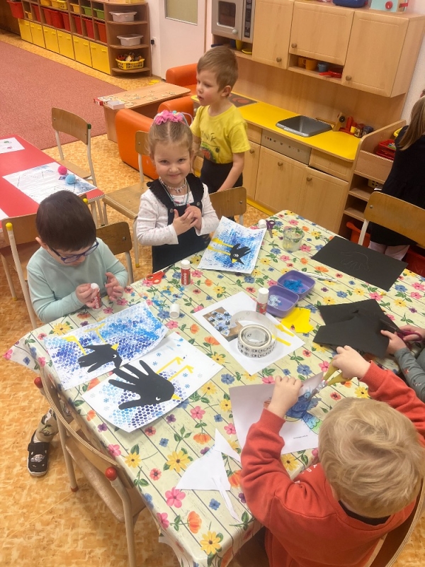 Žluťásci - Ptáčci v krmítku