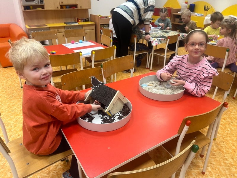 Žluťásci - Ptáčci v krmítku