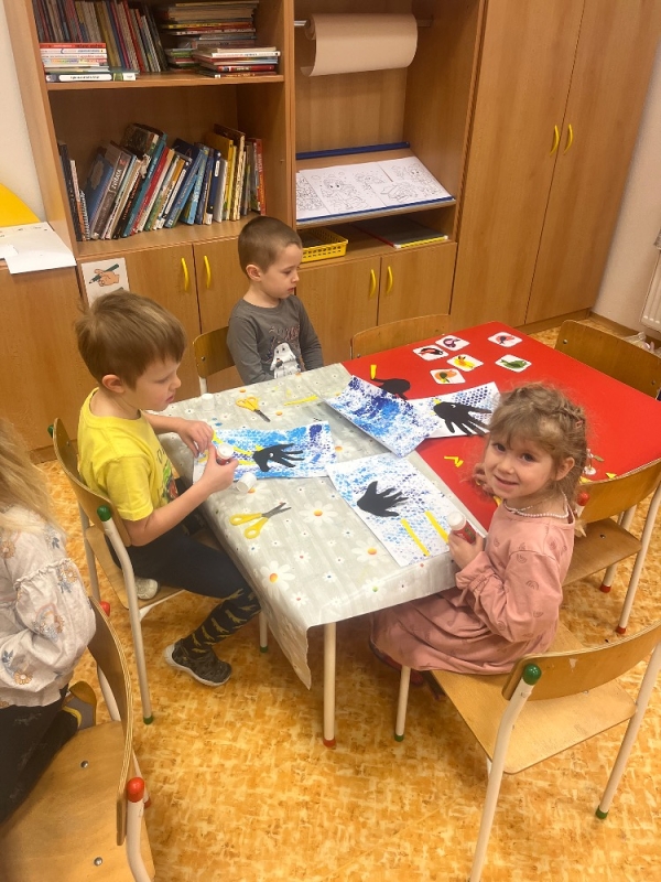 Žluťásci - Ptáčci v krmítku