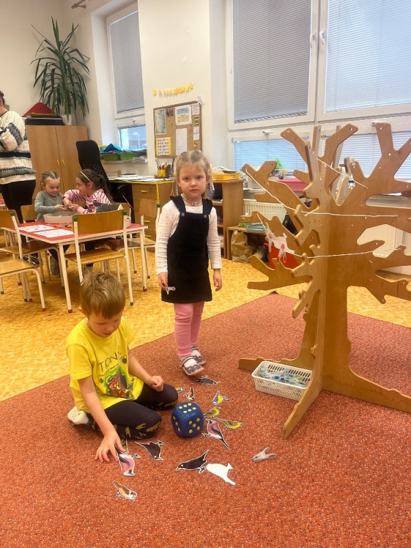 Žluťásci - Ptáčci v krmítku