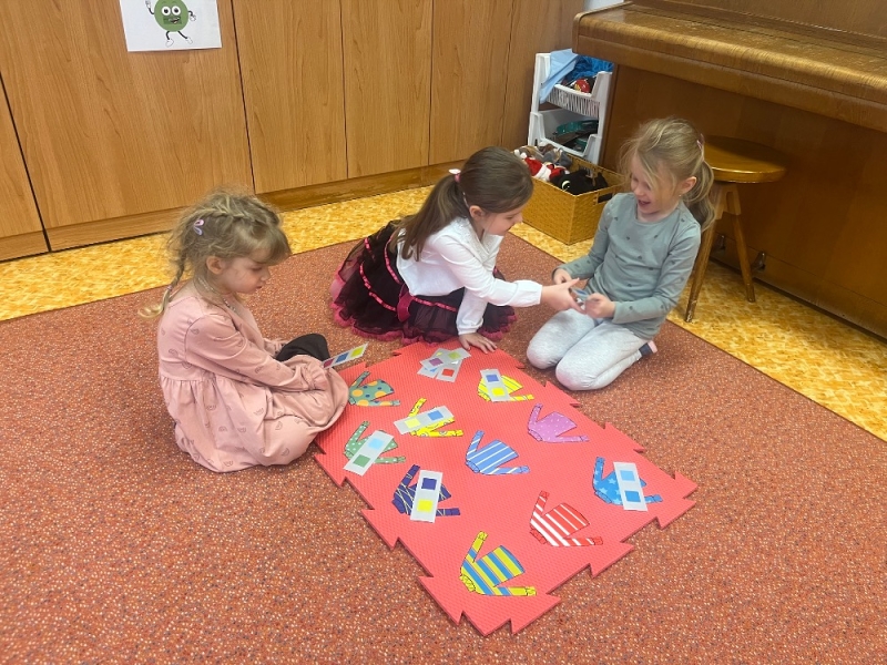 Žluťásci - Ptáčci v krmítku