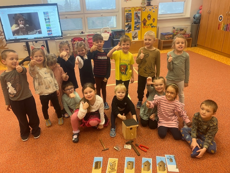 Žluťásci - Ptáčci v krmítku