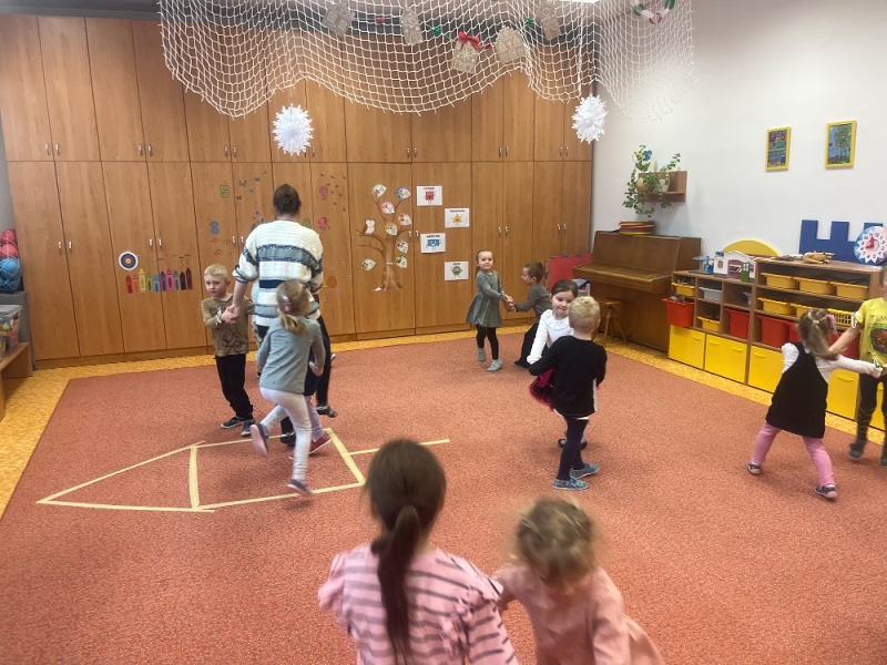 Žluťásci - Ptáčci v krmítku