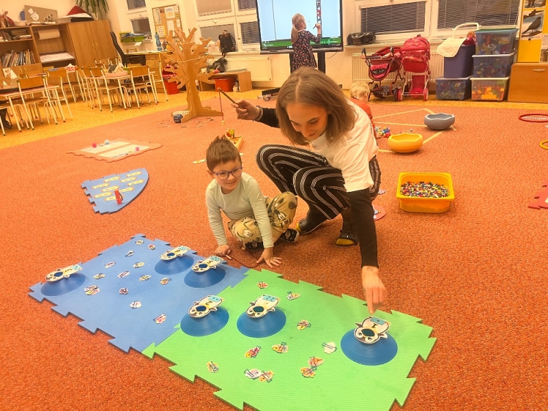 Žluťásci - Ptáčci v krmítku