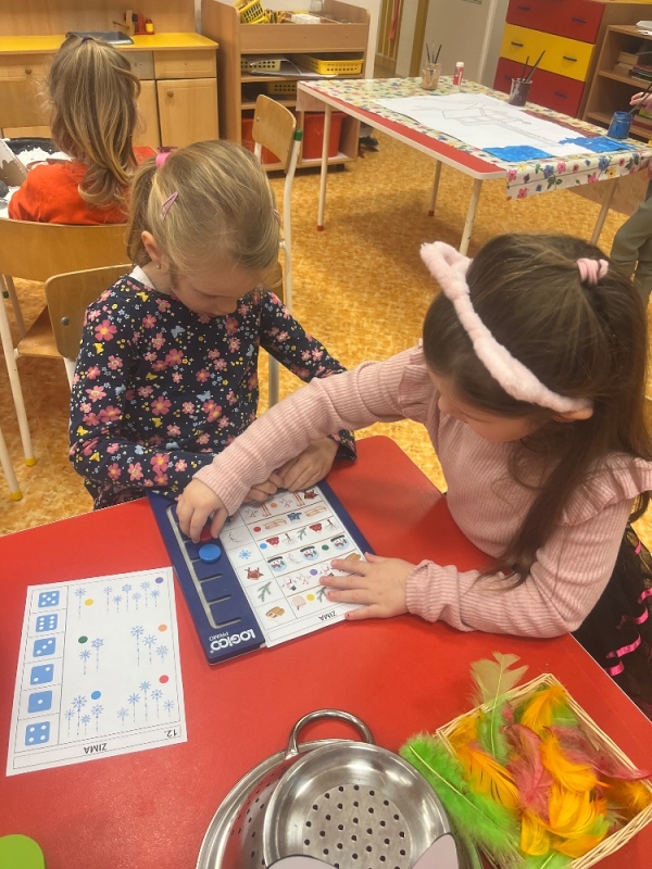 Žluťásci - Ptáčci v krmítku