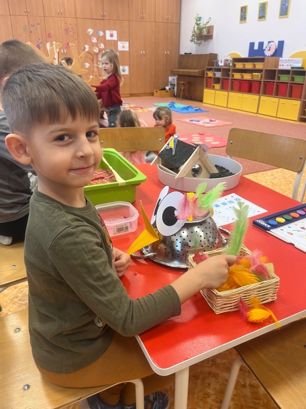 Žluťásci - Ptáčci v krmítku