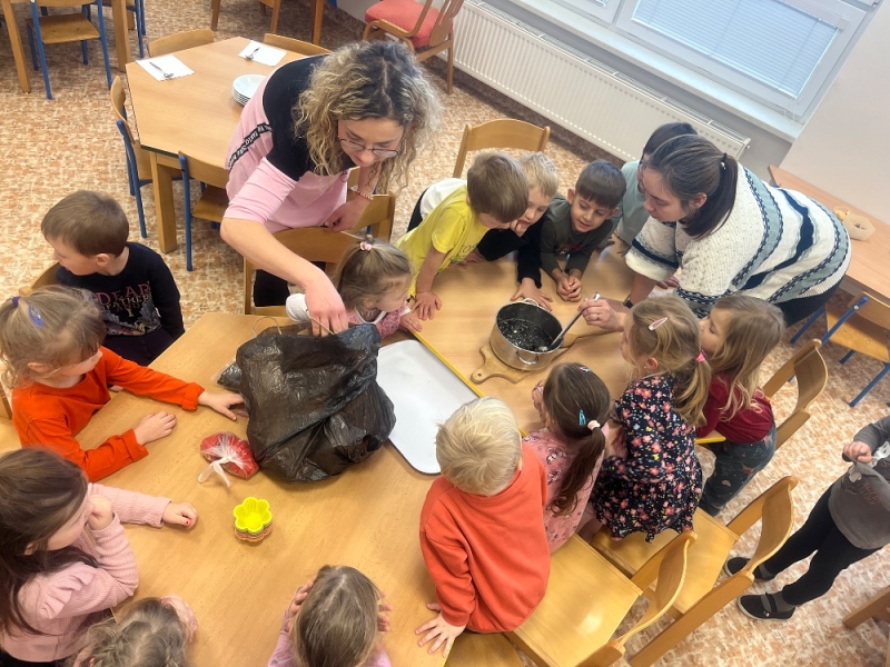 Žluťásci - Ptáčci v krmítku