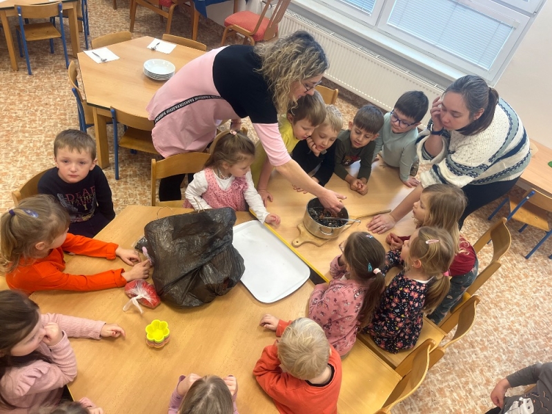 Žluťásci - Ptáčci v krmítku