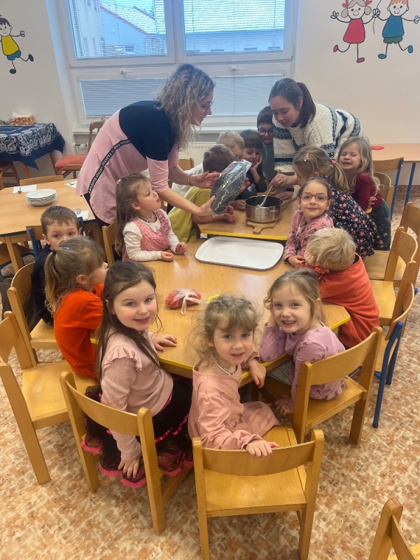 Žluťásci - Ptáčci v krmítku