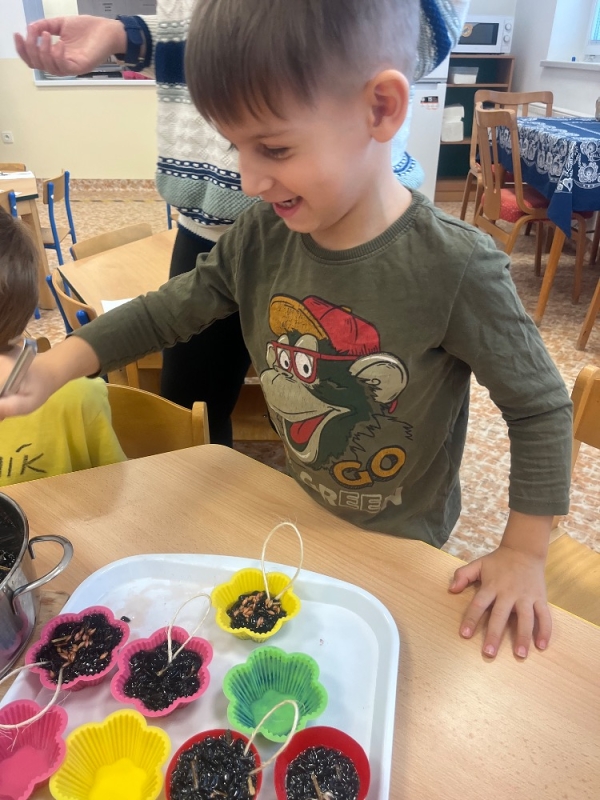 Žluťásci - Ptáčci v krmítku