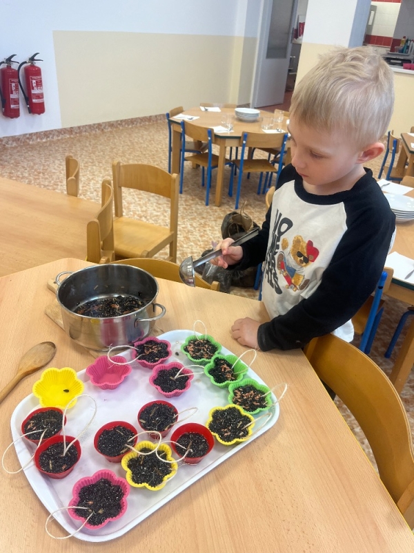 Žluťásci - Ptáčci v krmítku