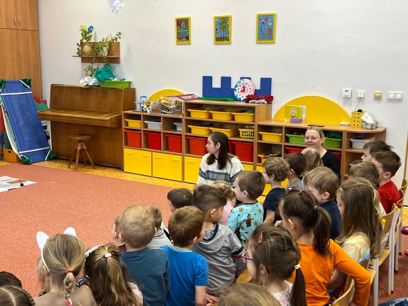 PAPOUŠCI VE ŠKOLCE